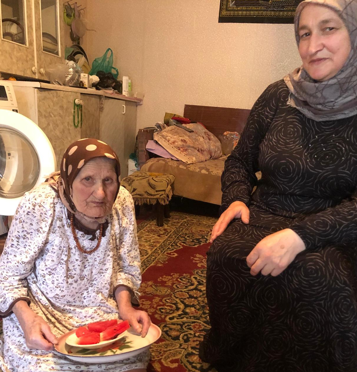 Социальный работник Абубакарова Асият за выполнением своих обязанностей